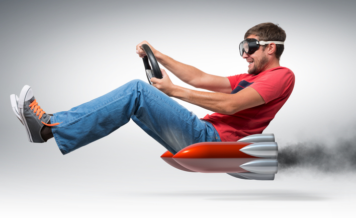 un homme tenant un volant et propulsé par 2 réacteurs